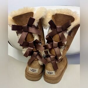 Bailey Bow Uggs size 3 girls chestnut